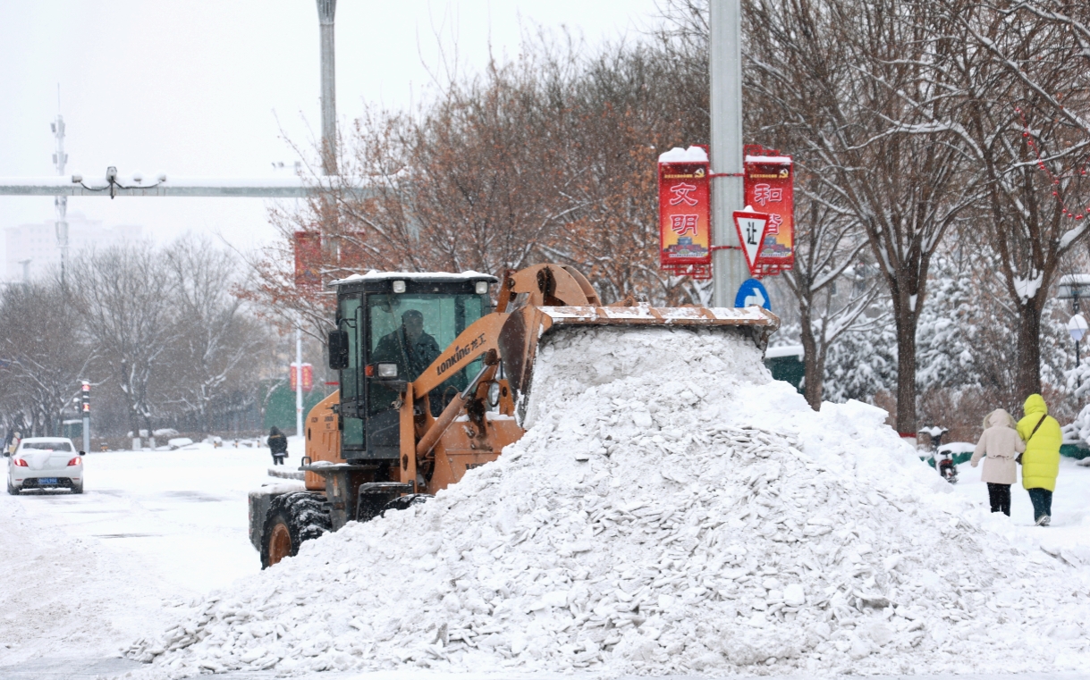 忻州市大型機(jī)械在清雪。張存良攝