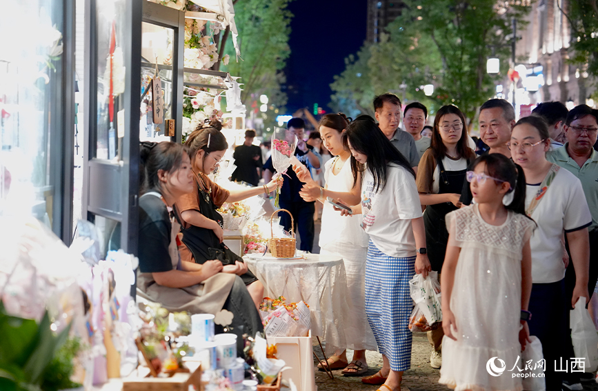 夜晚的鐘樓街人來人往。人民網記者 董童攝